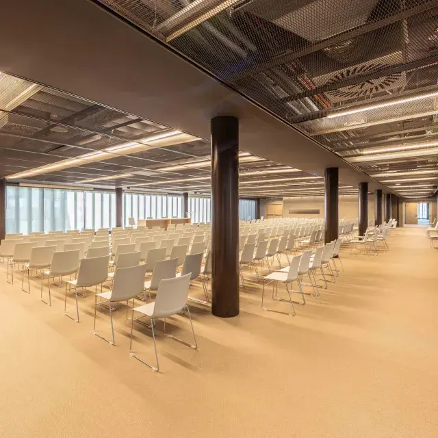 Abgehängte Decke im Konferenzsaal